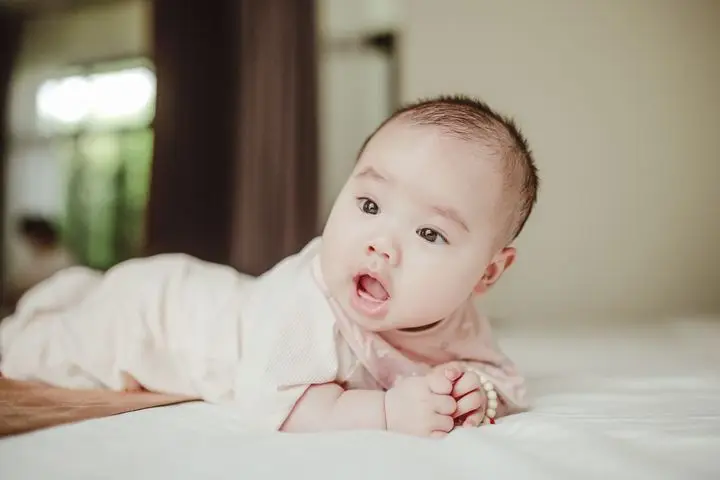 Juguetes para bebés de 0 a 3 meses: lo que de verdad necesitan (2026)
