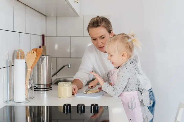 Vida práctica Montessori: juguetes y utensilios reales por edad